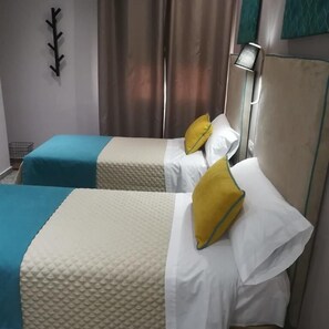 Luxe beddengoed, een laptopwerkplek, verduisterende gordijnen