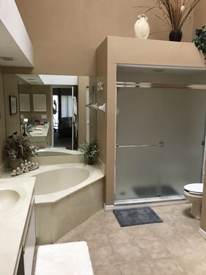 Badewanne, Haartrockner, Handtücher