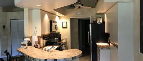 Réfrigérateur, micro-ondes, four, lave-vaisselle