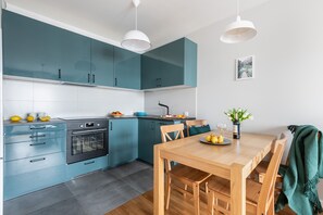 Business Apartment | Private kitchen | Fridge, oven, stovetop, electric kettle - P&O Apartments Zachodni (Warsaw)