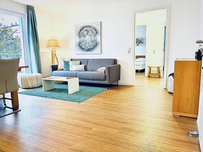 Departamento, 2 habitaciones, balcón | Área de sala de estar | Televisión LED 
