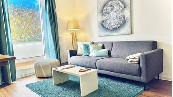 Apartment, 2 Schlafzimmer, Terrasse, Erdgeschoss | Wohnbereich | LED-Fernseher