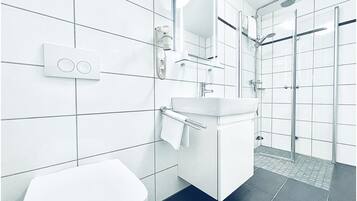 Apartment, 1 Bedroom, Balcony | Bathroom | Towels, shampoo, toilet paper