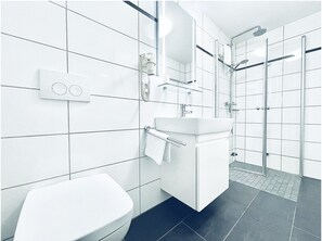 Apartment, 1 Bedroom, Balcony | Bathroom | Towels, shampoo, toilet paper - Boardinghaus Norderney (Norderney)