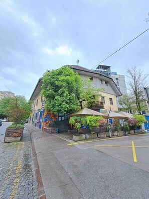 المنشأة من الخارج