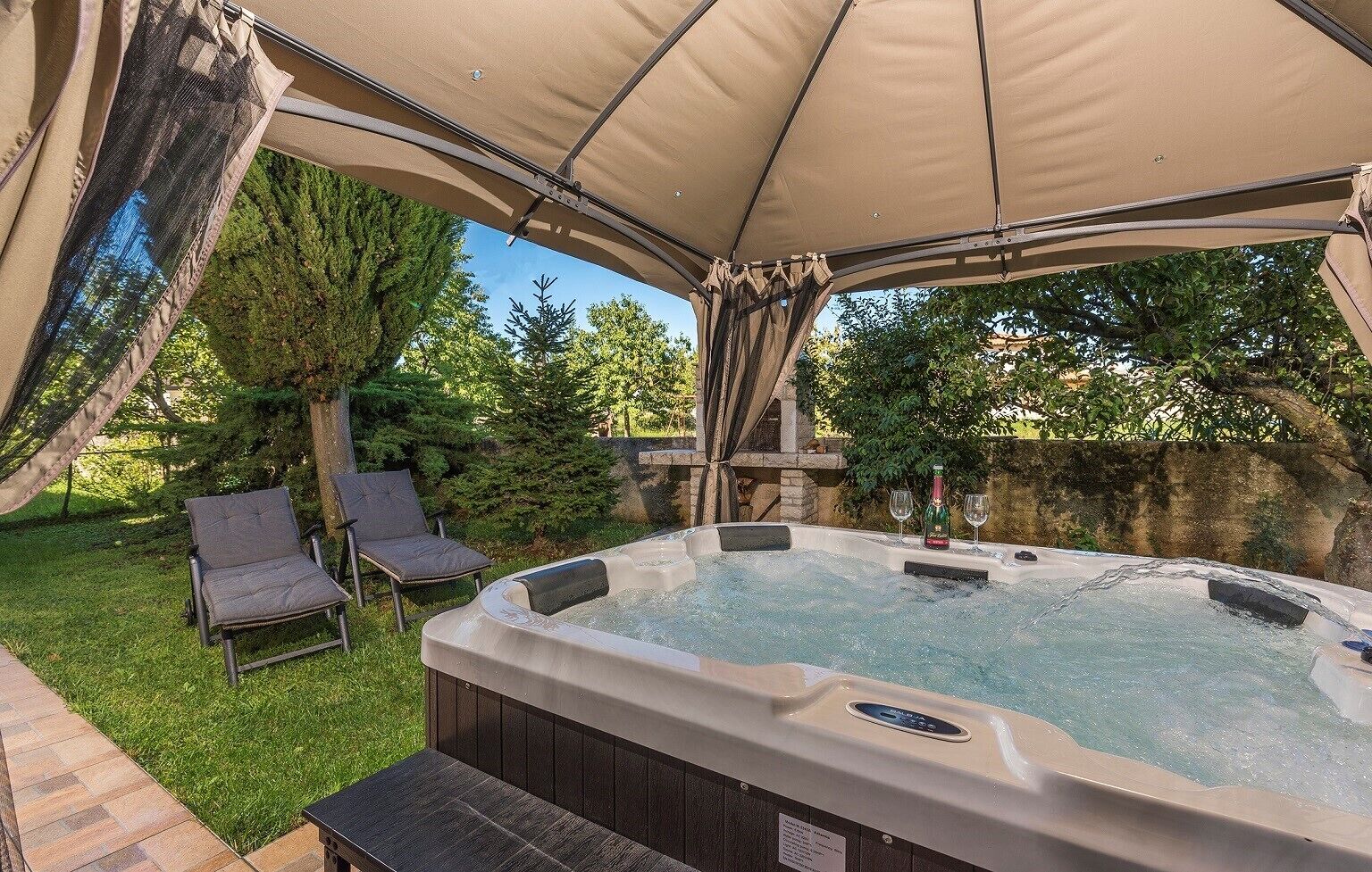 Outdoor spa tub