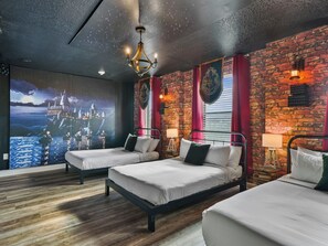 9 Schlafzimmer, Schreibtisch, Bügeleisen/Bügelbrett, Reisekinderbett