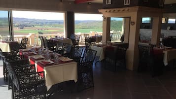 Se sirven almuerzos y cocina local, restaurante con mesas al aire libre 