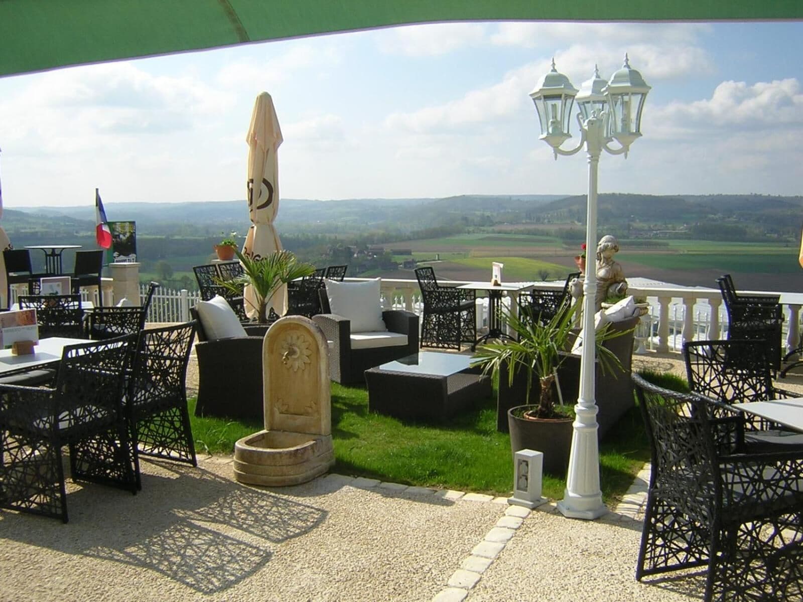 Déjeuner et dîner servis sur place, restauration en plein air 