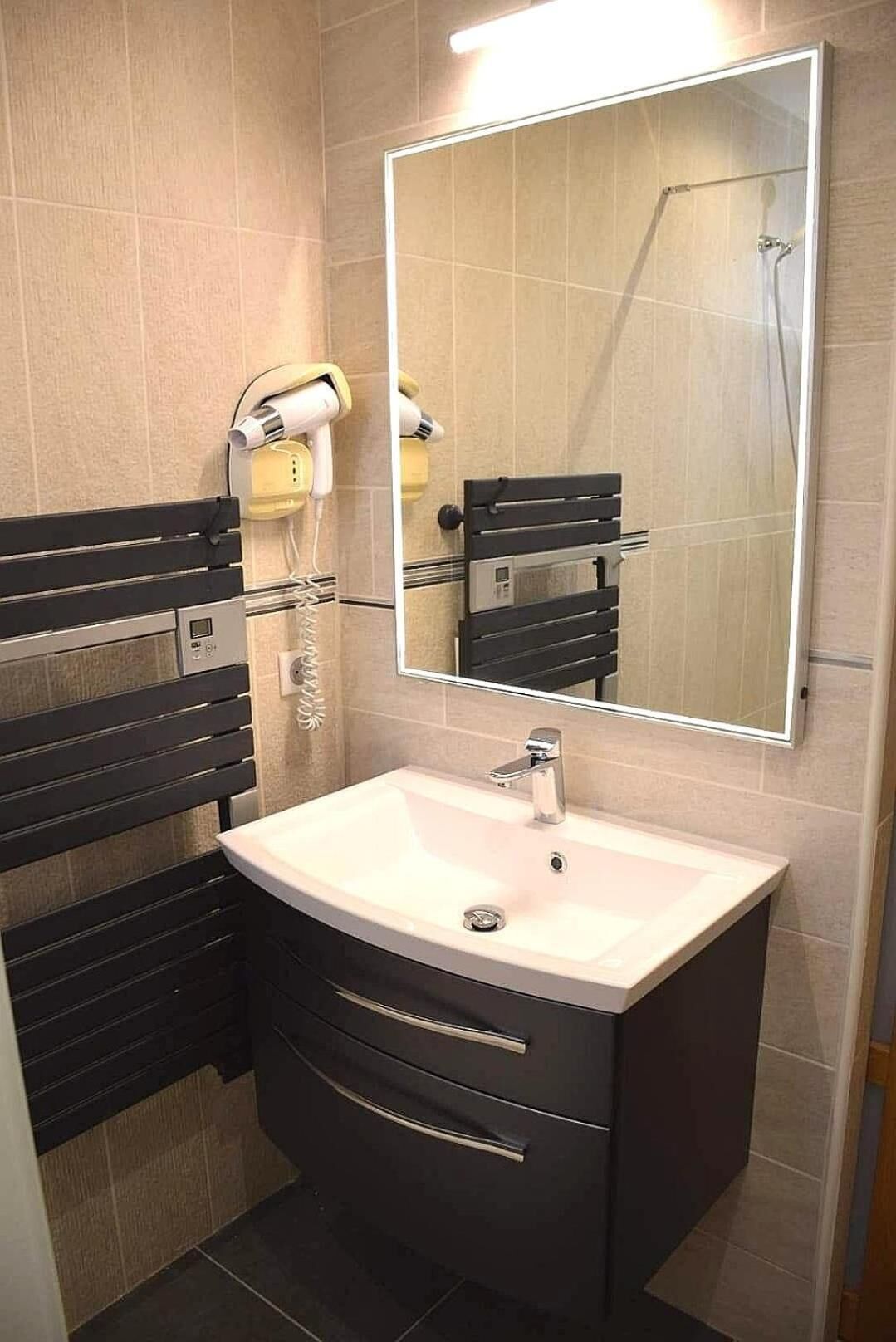 shower, free toiletries, hair dryer, towels