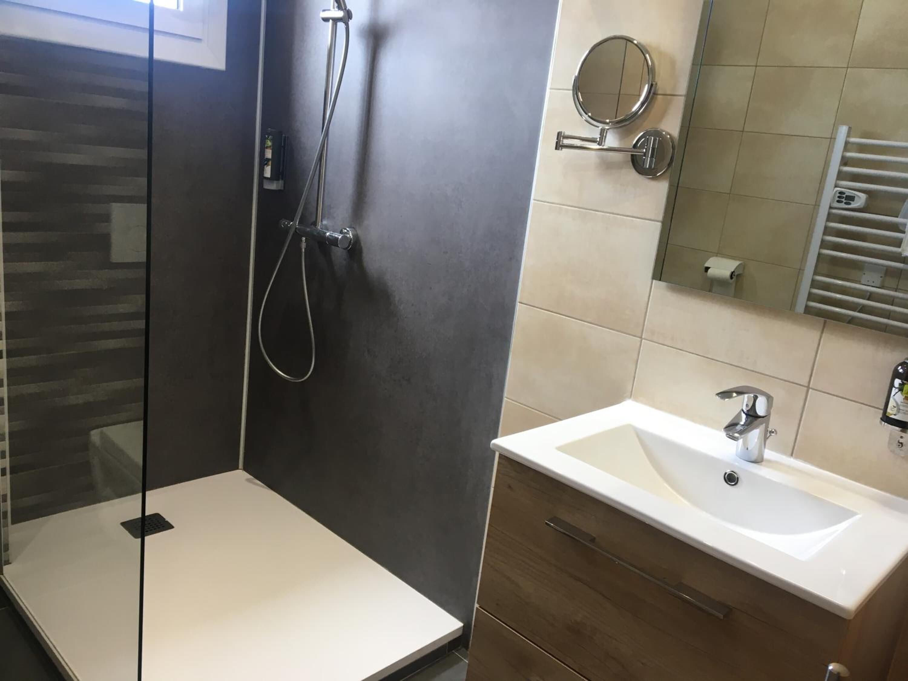 shower, free toiletries, hair dryer, towels