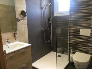 Shower, free toiletries, hair dryer, towels - Les Balcons de l'Espérance (Limeuil)
