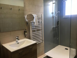 Ducha, artículos de tocador gratuitos, secador de pelo, toallas