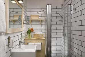 Shower, hair dryer, towels, soap - Old town apartment (Roma)
