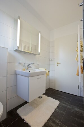 Appartement, 1 chambre, balcon | Salle de bain | Douche, serviettes fournies