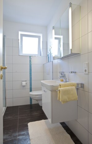 Apartment, 1 Schlafzimmer, Balkon | Badezimmer | Dusche, Handtücher