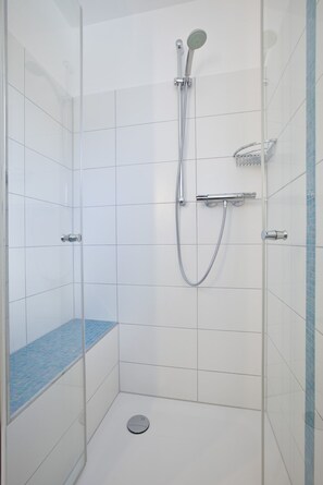 Appartement, 1 chambre, balcon | Douche de la salle de bain