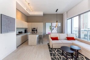 TV, offices - Bay views, luxury finishes, and coastal chic in this 1-bedroom heaven (Miami)