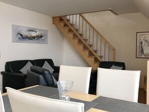 Apartment, 2 Schlafzimmer | Wohnzimmer | LED-Fernseher