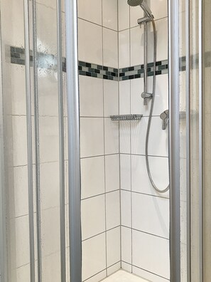 Apartment, 2 Schlafzimmer | Dusche im Bad