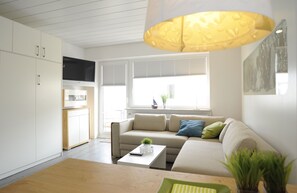 アパートメント 1 ベッドルーム バルコニー | リビング エリア | LED テレビ