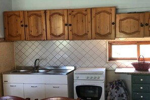 Fridge, oven, coffee/tea maker, electric kettle