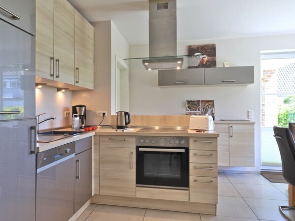 Køleskab, mikrobølgeovn, opvaskemaskine, kaffe-/temaskine