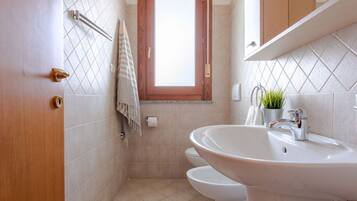 Douche, bidet, serviettes fournies