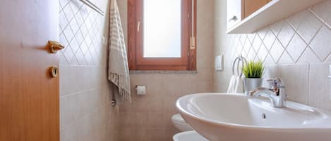 Regadera, bidet, toallas