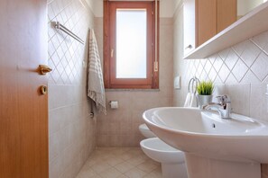 Douche, bidet, serviettes fournies