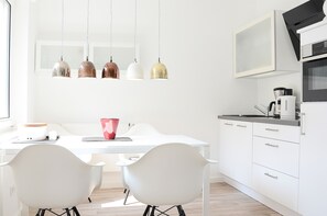 Refrigerador, microondas, placa de cocina, lavavajillas