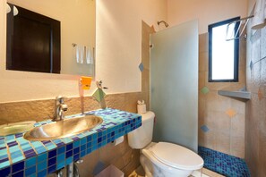 Douche, séchoir à cheveux, serviettes fournies, savon