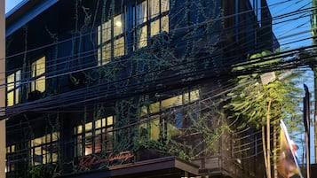 Fassade der Unterkunft – Abend/Nacht