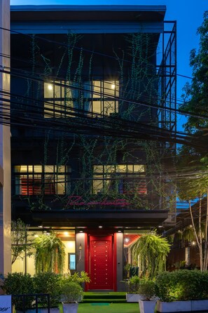 Front of property – evening/night - Red Door Heritage Hotel (Bangkok)
