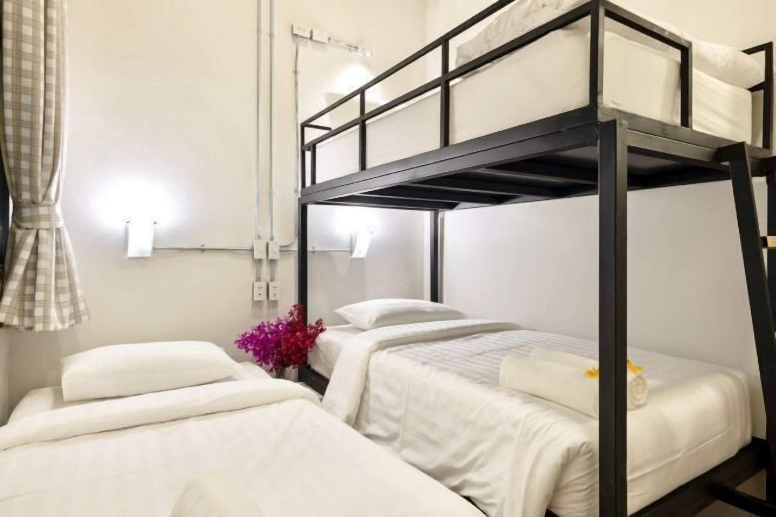 遮光カーテン、WiFi (無料)、ベッドシーツ