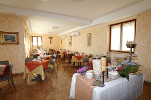 Free daily buffet breakfast - Casa Vacanza Casa del Padre G. Nascimbeni (Torri del Benaco)