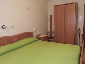 Kamar Double atau Twin | Meja kerja, tempat tidur lipat/tambahan, Wi-Fi gratis, dan seprai linen