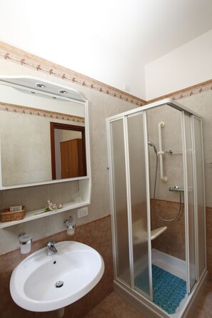 Superior Single Room | Bathroom | Shower, rainfall showerhead, bidet, towels - Casa Vacanza Casa del Padre G. Nascimbeni (Torri del Benaco)