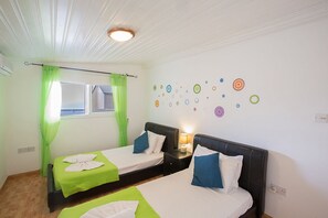 3 makuuhuonetta, tallelokero huoneessa, silitysrauta/-lauta