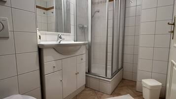 Dusche, Haartrockner, Handtücher