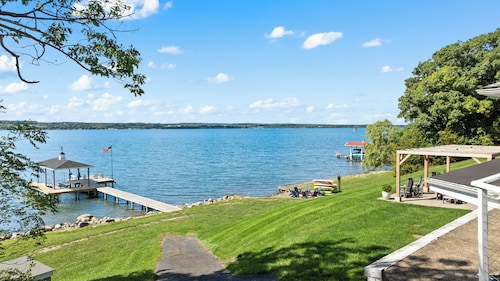 Wide Open Views: lakefront home with hot tub