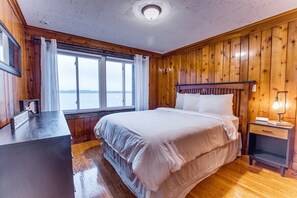 4 bedrooms, iron/ironing board, free WiFi, bed sheets - Wide Open Views: lakefront home with hot tub (Geneva)