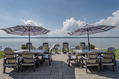 NOUVEAU! Maison spacieuse sur le lac Seneca avec plus de 200 'de bord de lac privé