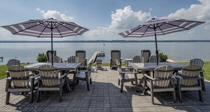 NOUVEAU! Maison spacieuse sur le lac Seneca avec plus de 200 'de bord de lac privé