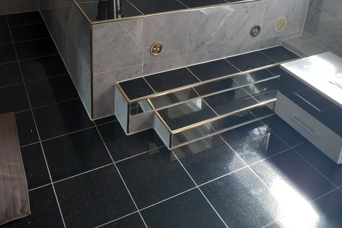Deluxe-Apartment, Whirlpool, zum Garten hin | Badezimmer