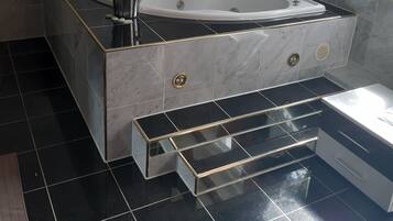 Deluxe Apartment, Hot Tub, Garden Area | Bathroom | Free toiletries, hair dryer, towels, soap