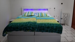 Habitación doble Confort | Edredón, insonorización, tabla de planchar con plancha y wifi gratis