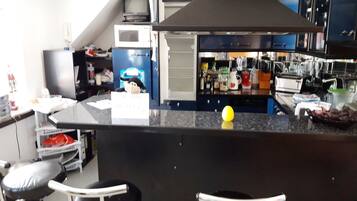 Apartemen Deluks, hot tub, area taman | Makan di kamar