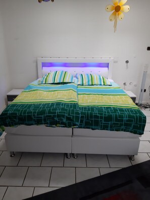 Down duvets, individually decorated, individually furnished - Pension herzlichwillkommen (Euskirchen)