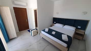 Escritorio, wifi gratis y ropa de cama